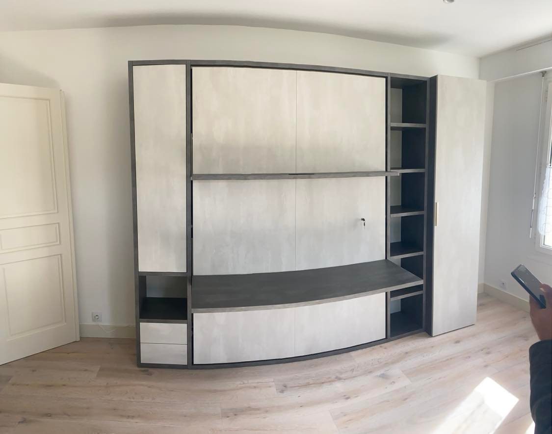 Photo d'une armoire-lit blanche et grise fermée avec rangements.